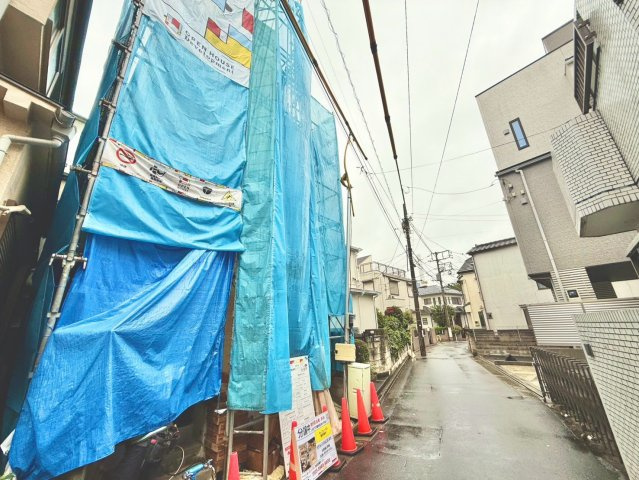 豊島区池袋本町2丁目　新築戸建の前面道路含む現地写真|2026.10.26撮影

現地ご見学希望・資料請求などお気軽にお問い合わせ下さい！
03-5990-5201