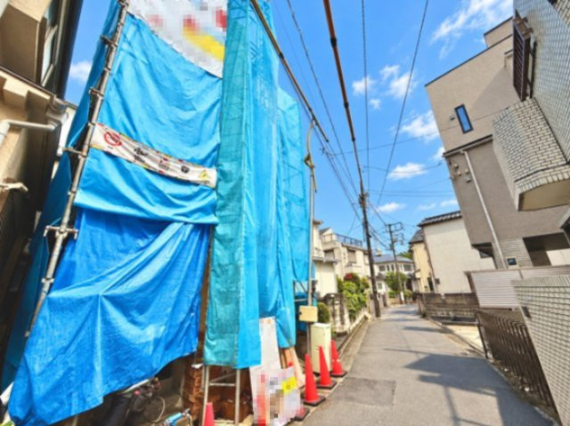 豊島区池袋本町2丁目　新築戸建の前面道路含む現地写真|2026.10.26撮影

現地ご見学希望・資料請求などお気軽にお問い合わせ下さい！
03-5990-5201