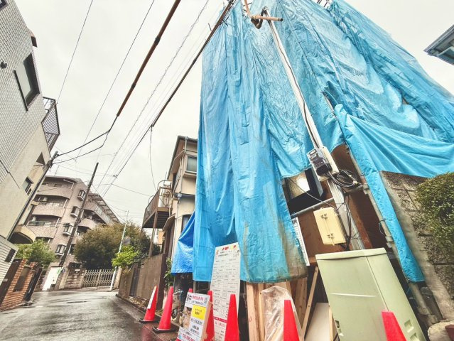 豊島区池袋本町2丁目　新築戸建の前面道路含む現地写真|2026.10.26撮影

現地ご見学希望・資料請求などお気軽にお問い合わせ下さい！
03-5990-5201