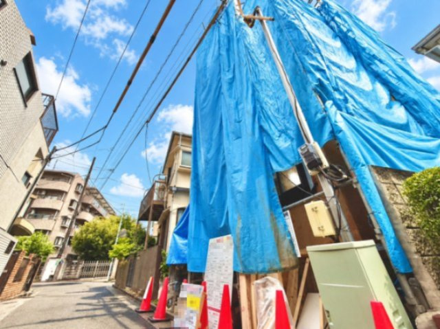 豊島区池袋本町2丁目　新築戸建の前面道路含む現地写真|2026.10.26撮影

現地ご見学希望・資料請求などお気軽にお問い合わせ下さい！
03-5990-5201