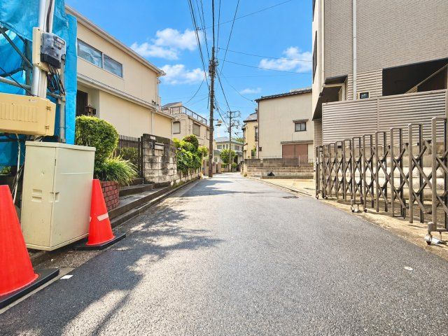 豊島区池袋本町2丁目　新築戸建の前面道路含む現地写真|2026.10.26撮影

現地ご見学希望・資料請求などお気軽にお問い合わせ下さい！
03-5990-5201