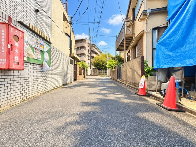 豊島区池袋本町2丁目　新築戸建の前面道路含む現地写真|2026.10.26撮影

現地ご見学希望・資料請求などお気軽にお問い合わせ下さい！
03-5990-5201
