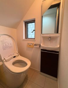 目黒三田2丁目戸建のトイレ|シンプルで使いやすいトイレです