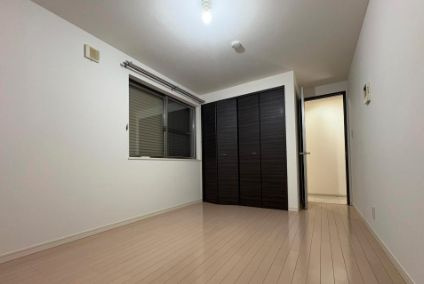 目黒三田2丁目戸建の洋室|明るい洋室です