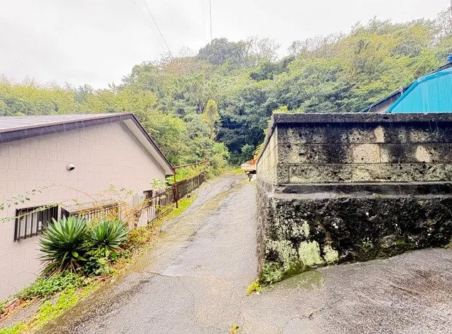 売中古戸建　伊豆の国市長岡の前面道路含む現地写真|表面利回り12.5％！月額5万円、年間60万円の家賃収入が見込める収益物件