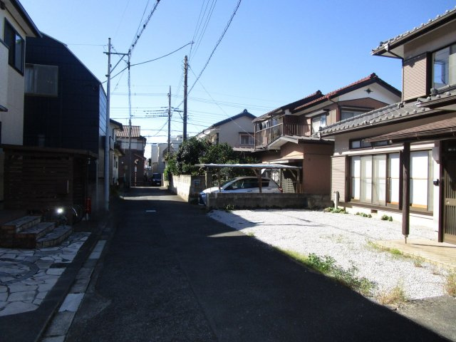 桶川市加納　中古戸建の前面道路含む現地写真