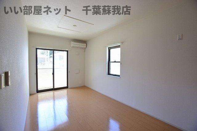 グレイスメゾンＡの居間・リビング|こちらの居間で趣味の時間をお楽しみください