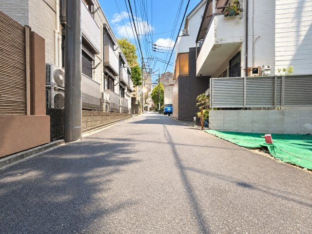 文京区本駒込1丁目　建築条件無し売地の前面道路含む現地写真|2026.10.26撮影

現地ご見学希望・資料請求などお気軽にお問い合わせ下さい！
03-5990-5201