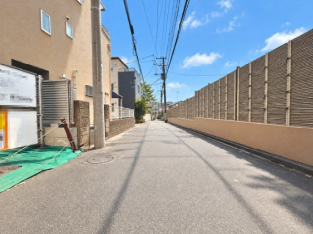 文京区本駒込1丁目　建築条件無し売地の前面道路含む現地写真|2026.10.26撮影

現地ご見学希望・資料請求などお気軽にお問い合わせ下さい！
03-5990-5201