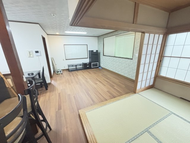 松山１丁目戸建住宅の居間・リビング