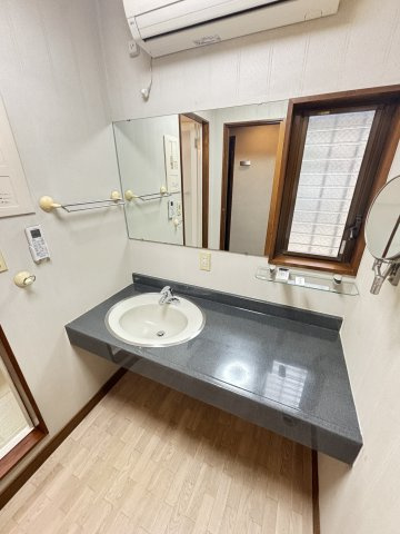 松山１丁目戸建住宅の洗面所