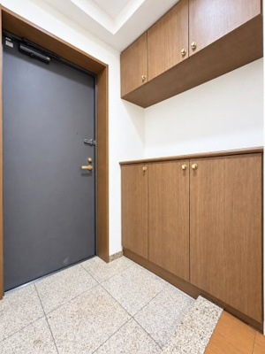 【玄関】 | ニッセーさちが丘D棟　南万騎が原駅7分/2沿線3駅利用可/最上階Ⅾ | ◆明るい玄関です！散らかりやすい玄関もスッキリする大容量のシューズボックス付き。