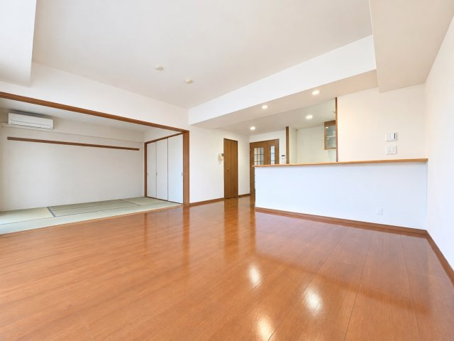 【居間・リビング】 | ニッセーさちが丘D棟　南万騎が原駅7分/2沿線3駅利用可/最上階Ⅾ | ◆広々としたLDKは、開放感と明るさが特徴です。快適な空間でのくつろぎや食事を楽しめる、理想的なLDKです。