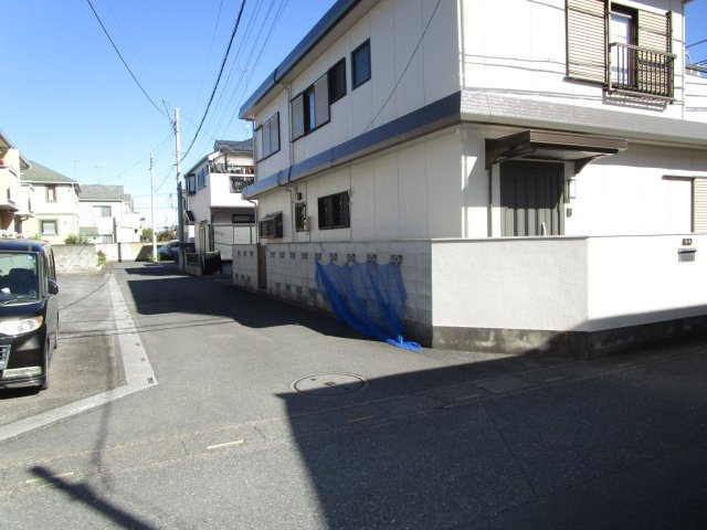 桶川市西　中古戸建の前面道路含む現地写真