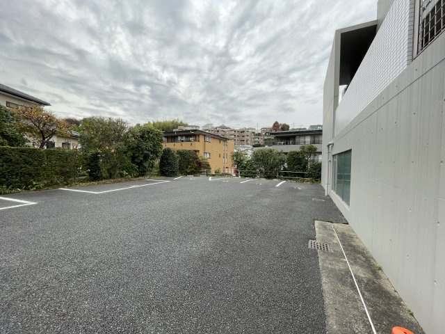 川崎市麻生区細山５丁目の賃貸マンションの駐車場