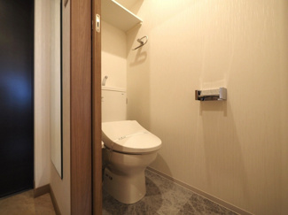 【トイレ】 | プレジオ塚本ASIAN | 落ち着いた色調のトイレです