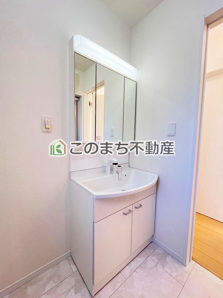 ハートフルタウン宇都宮市桜1丁目2514番の洗面所|同社施工物件の写真です。※建具やフローリング、その他仕様が違う場合がございます。シャンプードレッサーで朝の身支度♪伸びるホースでお掃除も簡単清潔です！