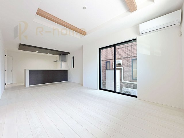 流山市向小金7期　新築戸建て　4号棟の居間・リビング|広々としたLDK♪充分な広さがあり、ご家族でインテリアのレイアウトを考えるのも楽しみですね！