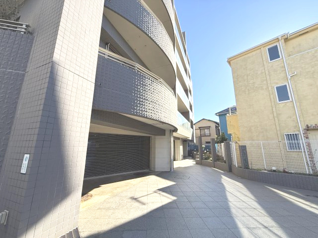 海まで3分！「クオス葉山森戸海岸」　2階のその他|駐車場入口