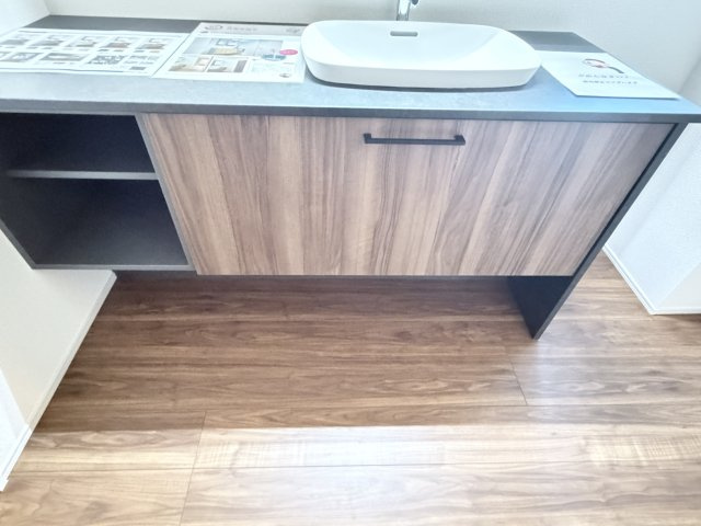リーブルガーデンS  前橋国領町第2　1号棟（平屋）の独立洗面台|【イメージ画像】フロートデザイン洗面台！
シャワー水栓付き洗面台で朝の身支度もバッチリです！
洗面台には収納スペースもあり洗面室もすっきり片付きますよ！