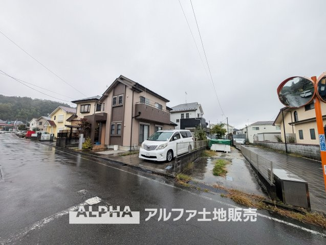 あきる野市草花の中古一戸建の前面道路含む現地写真|【Charming Exterior】◆街並みに調和する住まい◆ホワイトとダークカラーを組み合わせた外観デザイン。落ち着いた住宅街に佇む木造2階建ての住まいです。