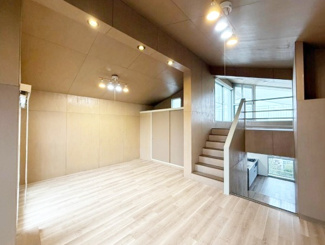 【居間・リビング】 | タウンハウス夙川C棟 | 2025年3月リフォーム歴の有る綺麗な住まい。3DK+ホビースペース+ルーフテラスの広々住空間