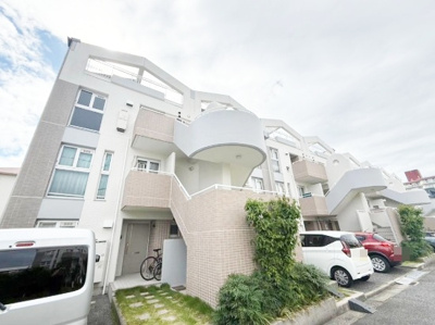 【外観】 | タウンハウス夙川C棟 | 角住居、陽当たり・通風良好 。3階が玄関、2階と4階にお部屋があるメゾネットタイプ