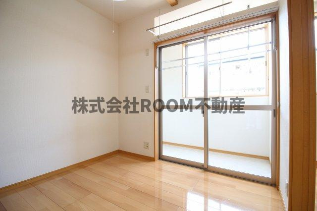 都城市郡元町のアパートの洋室|落ち着いた色調の洋室です
