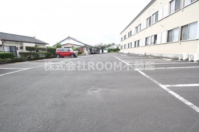 都城市郡元町のアパートの駐車場|車をお持ちの方に嬉しい駐車場付きの物件です