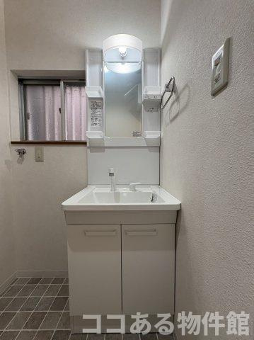 下畑町貸家の洗面所
