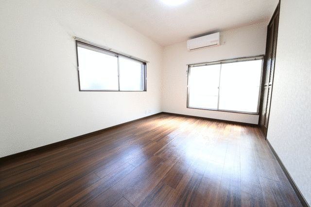 コーポ長谷川の寝室|開放的な寝室です