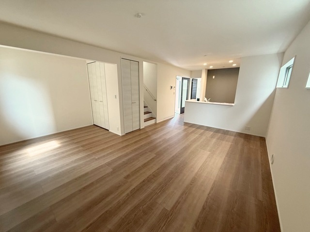 リーブルガーデン　犬山市橋爪町第3期　全3区画分譲の居間・リビング|明るい日差しをふんだんに取り込んだリビングダイニングは家族の笑顔につつまれた素敵な空間になります。
一建設の家は精度が高く丈夫な工法を採用し、「住宅トップランナー基準」に対応しています。