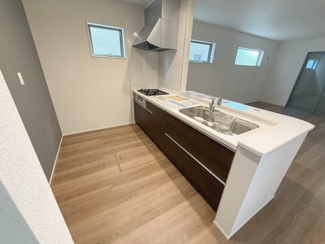 リーブルガーデン　犬山市橋爪町第3期　全3区画分譲のキッチン|機能的で手入れがしやすいシステムキッチンでお掃除も楽々。蛇口は浄水器内蔵型で節湯CI対応水栓です。　
人造大理石カウンターやキッチンパネルなど明るくきれいにお使いいただけます。