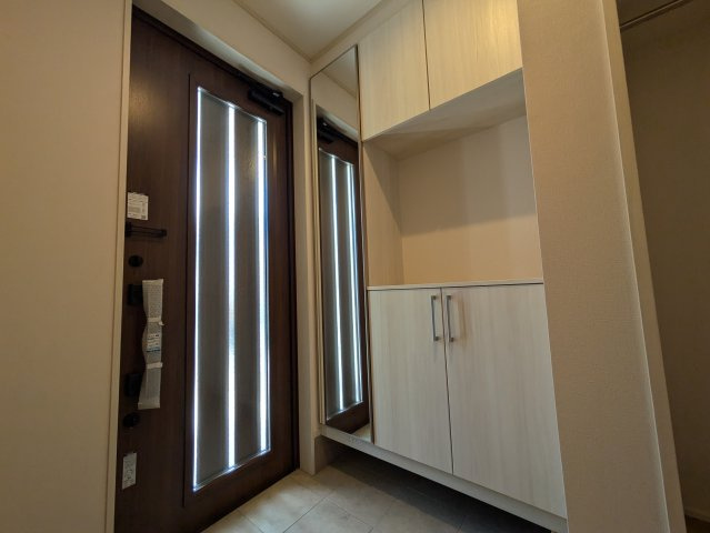 【トーヨーホーム売主/築後未入居】中島中町四丁目　A分譲の玄関|大容量のシューズ収納棚（YKK AP)を設置
玄関ドアはLIXIL遮熱断熱ドア　ジエスタ２使用