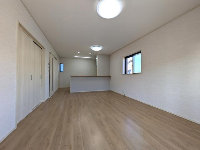 【トーヨーホーム売主/築後未入居】中島中町四丁目　A分譲の居間・リビング|16帖の広々LDK　エアコン1台設置済
南東向きなので陽当たり・明るさも抜群
サッシはすべてLIXI