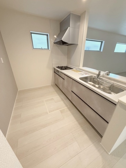 リーブルガーデン　犬山市橋爪町第3期　全3区画分譲のキッチン|機能的で手入れがしやすいシステムキッチンでお掃除も楽々。蛇口は浄水器内蔵型で節湯CI対応水栓です。　
人造大理石カウンターやキッチンパネルなど明るくきれいにお使いいただけます。