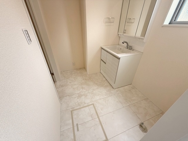 リーブルガーデン　犬山市橋爪町第3期　全3区画分譲の独立洗面台|洗面化粧台 幅 750mm、軽く割れにくい洗面ボールと場所をとらないコンパクト設計の本体キャビネットです。
ミラー扉の内側は全て収納スペースです。リフトアップシャワーを採用し両手が自由に使えます