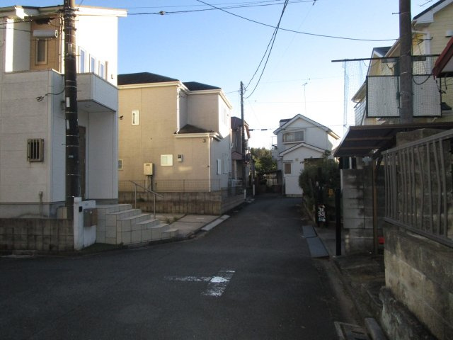 桶川市加納　中古戸建の前面道路含む現地写真