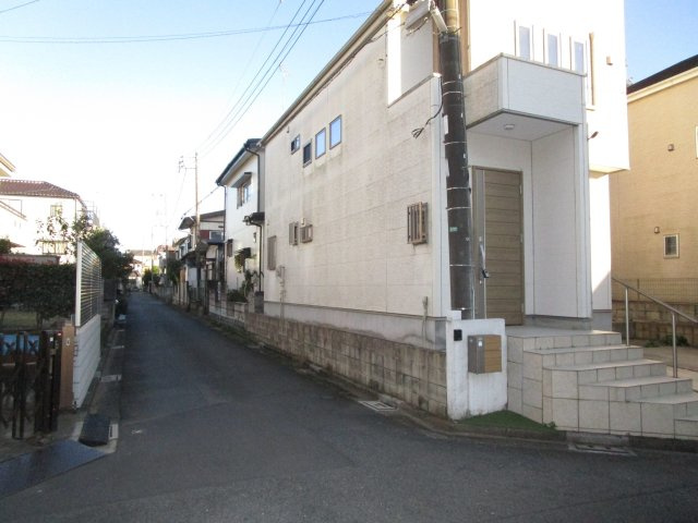 桶川市加納　中古戸建の前面道路含む現地写真