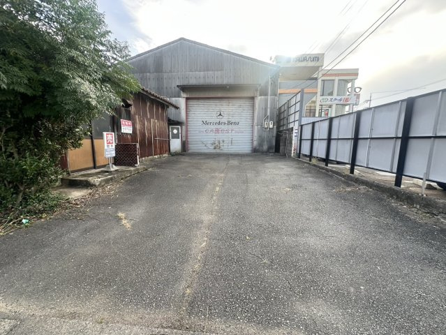川越町豊田　工場の駐車場