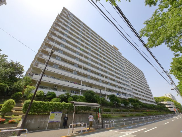 【Appearance】
爽やかな青空の下に贅沢なほどに降り注ぐ陽光、豊かな居住性と、クオリティが見事に調和した住空間は、住まうことの喜びを感じさせてくれます。