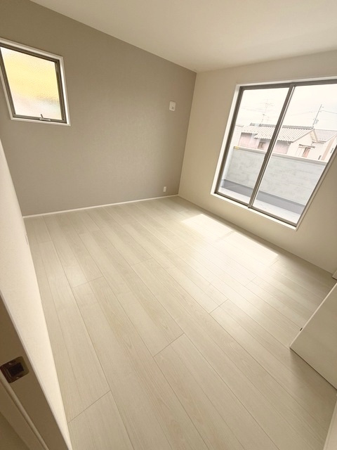 【商談中】リーブルガーデン　犬山市橋爪町第3期　全3区画分譲の寝室|すべての居室にはたっぷり収納できる大型のクローゼット、各室に２４時間換気システムを設置しています。
排気ファンから低風量で24時間強制排気し、家の中の空気をいつも新鮮に保ちます。
