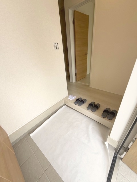 【商談中】リーブルガーデン　犬山市橋爪町第3期　全3区画分譲の玄関|大容量のシューズ収納付きで玄関周りもすっきり！玄関ドアからの光が玄関ホールを明るくしてくれます。