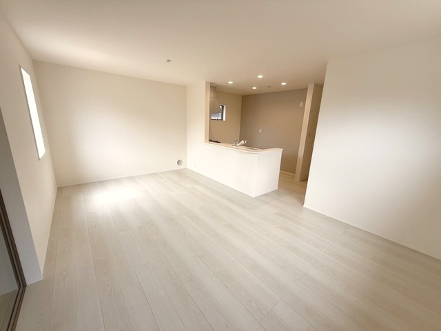 【商談中】リーブルガーデン　犬山市橋爪町第3期　全3区画分譲の居間・リビング|明るい日差しをふんだんに取り込んだリビングダイニングは家族の笑顔につつまれた素敵な空間になります。
一建設の家は精度が高く丈夫な工法を採用し、「住宅トップランナー基準」に対応しています。
