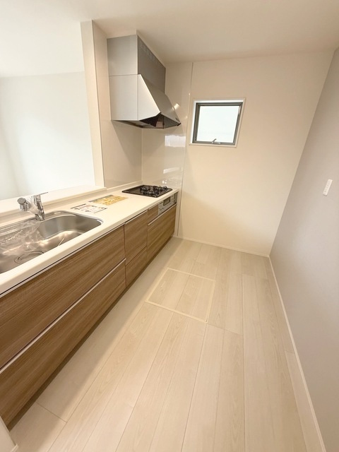 【商談中】リーブルガーデン　犬山市橋爪町第3期　全3区画分譲のキッチン|機能的で手入れがしやすいシステムキッチンでお掃除も楽々。蛇口は浄水器内蔵型で節湯CI対応水栓です。　
人造大理石カウンターやキッチンパネルなど明るくきれいにお使いいただけます。