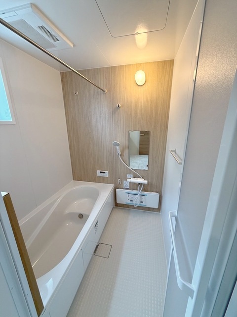 【商談中】リーブルガーデン　犬山市橋爪町第3期　全3区画分譲の浴室|明るく清潔感がある浴室。浴槽は環境にやさしい節水タイプ。浴槽内ステップで半身浴、親子入浴も安心です。
洗い場の床は乾きやすく滑りにくい快適仕様、水はけが良くカビの発生を軽減できます。
