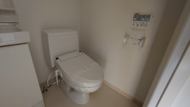 マリーナヨコハマベイタワーのトイレ|落ち着いた色調のトイレです