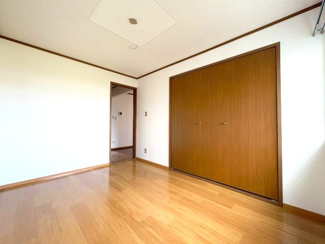 クロスローズの洋室