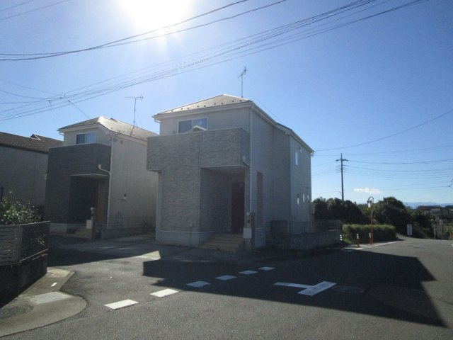 桶川市上日出谷　中古戸建の前面道路含む現地写真