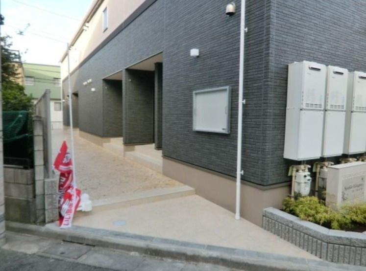江戸川区江戸川３丁目のアパートのエントランス